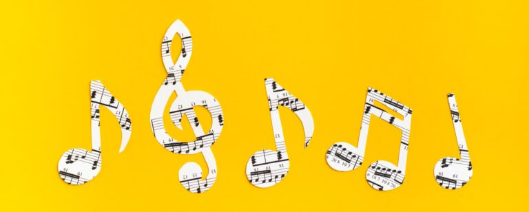 Fundo amaralo com notas musicais em sequência