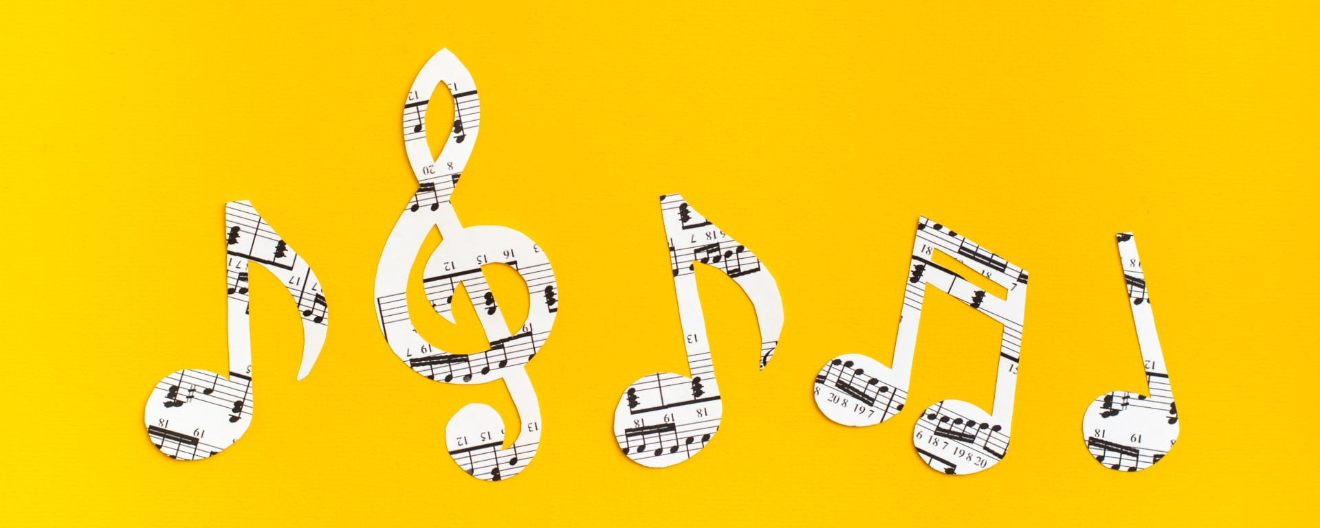 Fundo amaralo com notas musicais em sequência