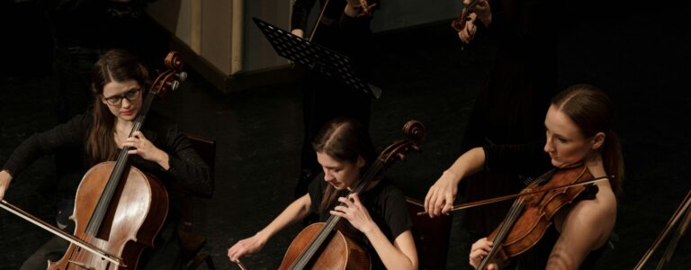 Mulheres tocando em uma orquestra.