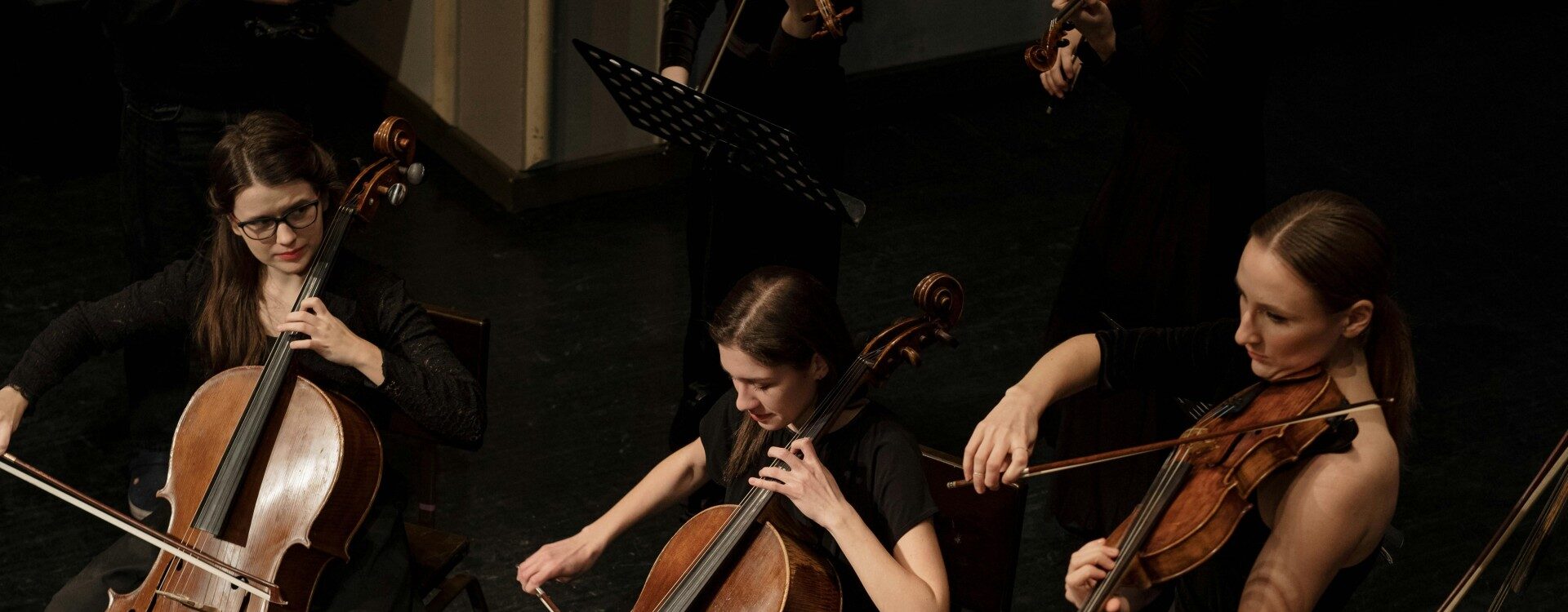 Mulheres tocando em uma orquestra.