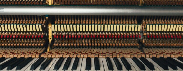 Teclas de um piano com maquinário exposto.
