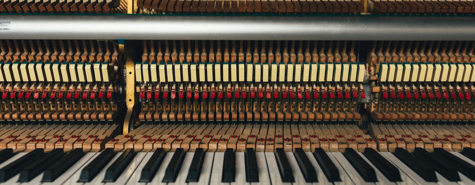 Teclas de um piano com maquinário exposto.