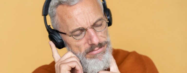 Homem de olhos fechados usando fones de ouvido.