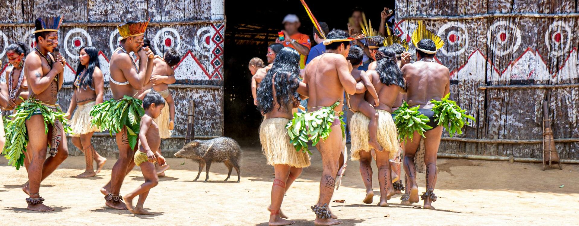 Indíogenas dançando em círculo.