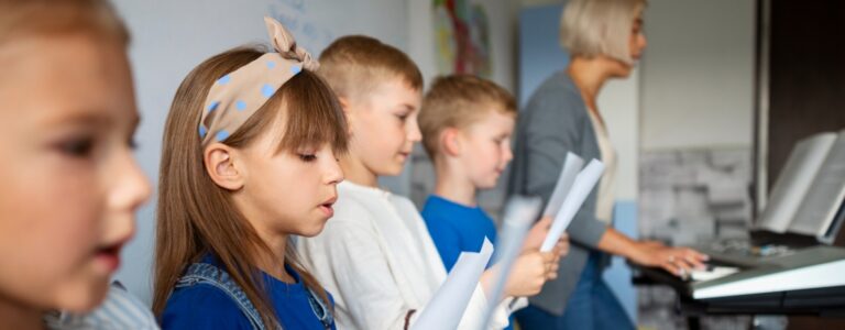 Crianças cantando em uma aula de música.