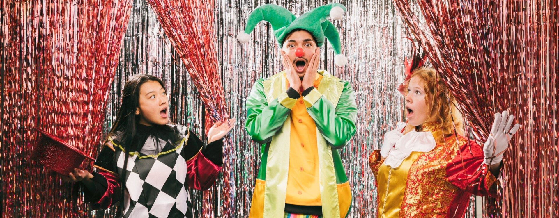 3 pessoas vestindo fantasias de carnaval